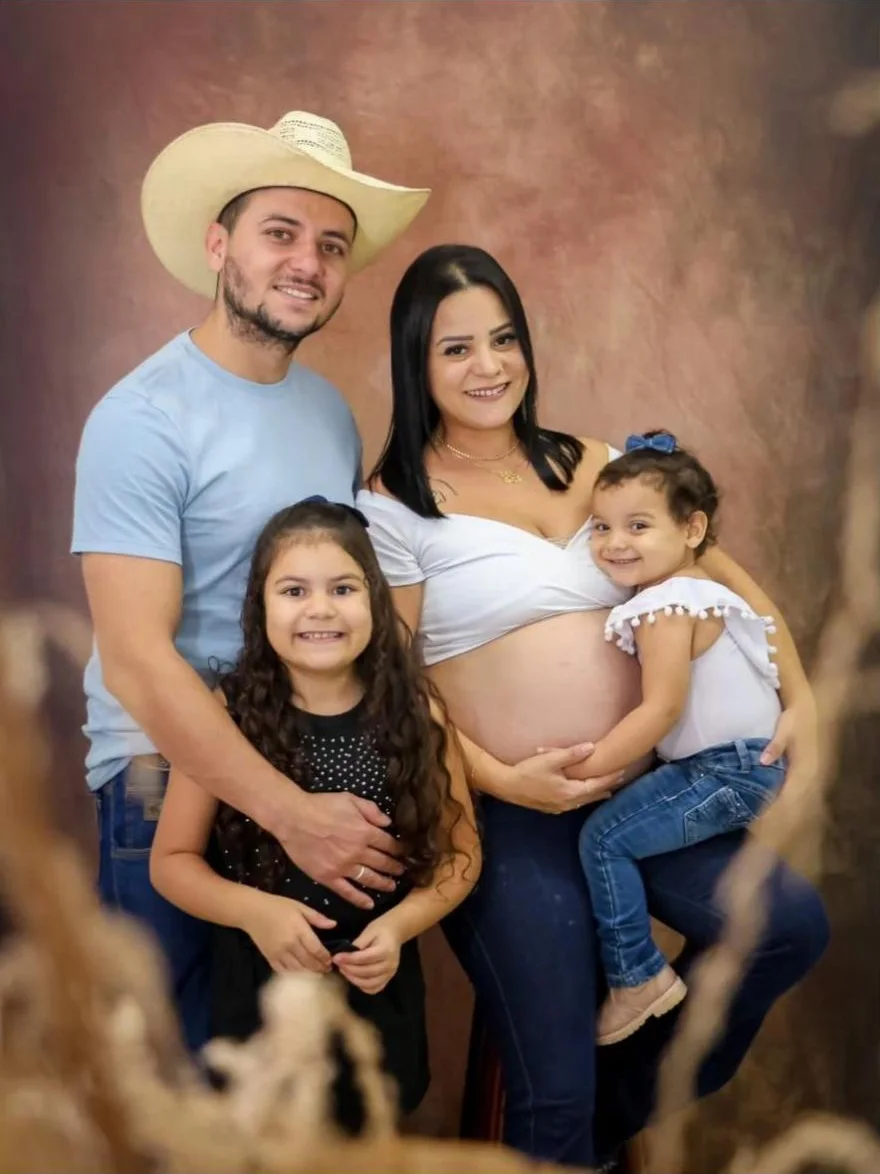 Família com a mãe gestante em fundo texturizado